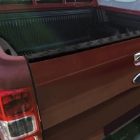 Kryt hrany zadn�ch dve�� ALU �ern� Ford Ranger V -- rok v�roby 2011-22
